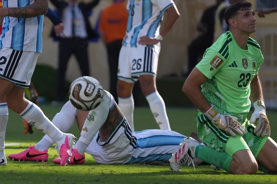 ‘Dibu’ Martínez pone en duda su continuidad en selección argentina tras la derrota con España | De Postrero Minuto