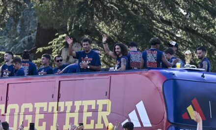 Miles de aficionados acompañan a España en la celebración de su segundo Mundial | De Extremo Minuto