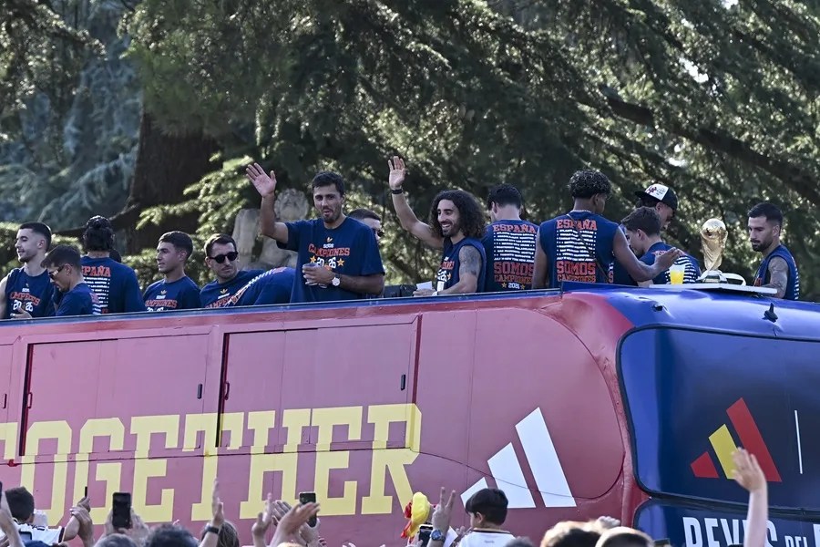 Miles de aficionados acompañan a España en la celebración de su segundo Mundial | De Extremo Minuto