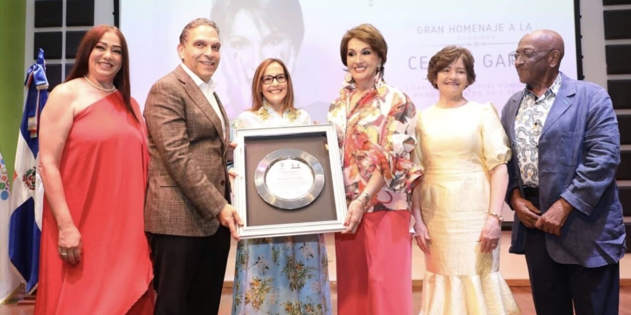 Cecilia García recibe homenaje en Baní por más de cinco décadas de trayectoria artística | postrero minuto