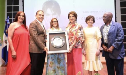 Cecilia García recibe homenaje en Baní por más de cinco décadas de trayectoria artística | postrero minuto