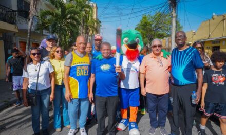 Villa Juana y el Club Mauricio Báez reciben con entusiasmo la Antorcha de los Juegos