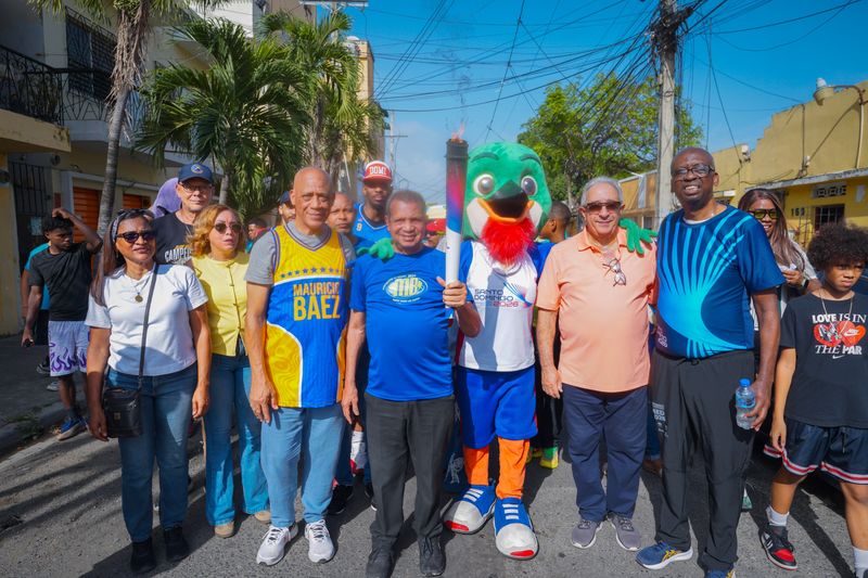 Villa Juana y el Club Mauricio Báez reciben con entusiasmo la Antorcha de los Juegos