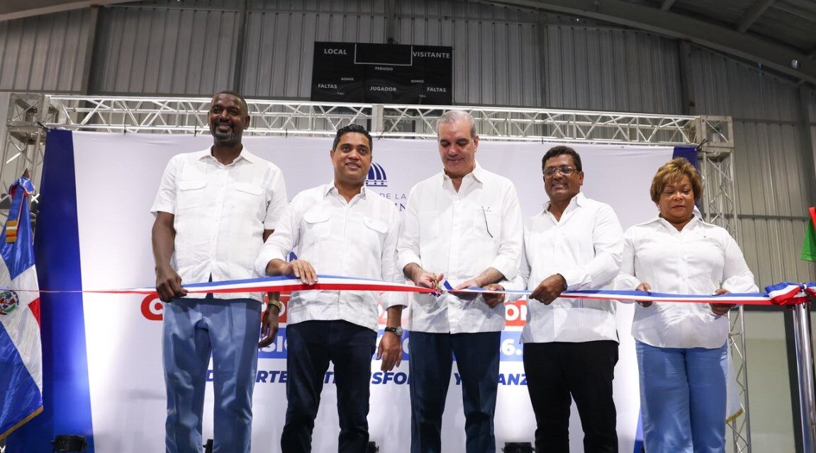Presidente Abinader y ministro Kelvin Cruz entregan multiuso