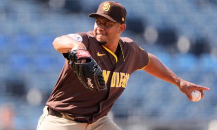 San Diego activa a los pitchers dominicanos Randy Vásquez y Wandy Peralta