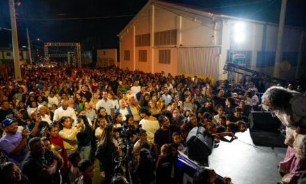 Constanza reúne a miles de personas en un concierto cristiano