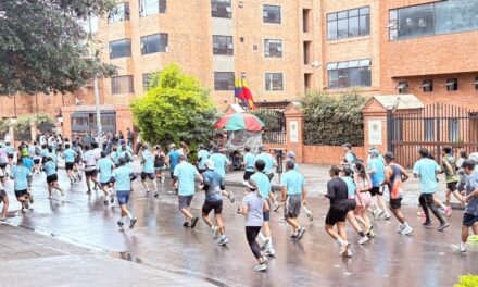 Más de 40 mil corredores recorren este domingo