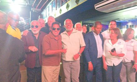 Kinito Méndez promueve respeto a los derechos de autor en lucha con empresarios de La Romana