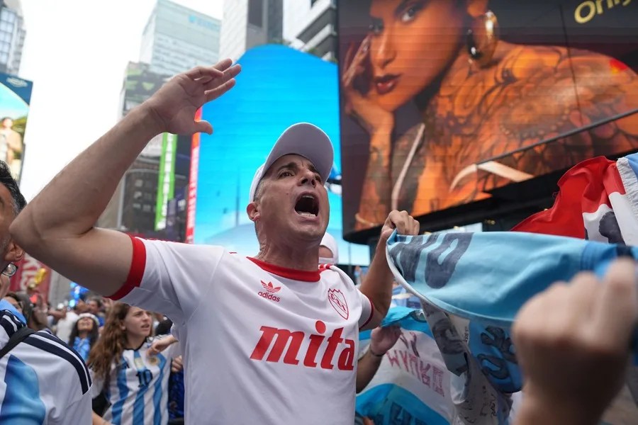 Argentina tiñe de albiceleste Times Square y sueña con conquistar su cuarta Copa del Mundo | De Extremo Minuto