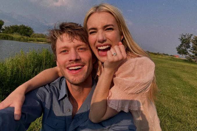 Emma Roberts se casa con el actor Cody John