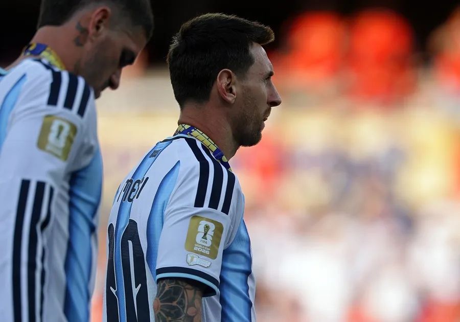 Lionel Messi regresa a Argentina en un avión privado, sin contacto con aficionados | De Posterior Minuto