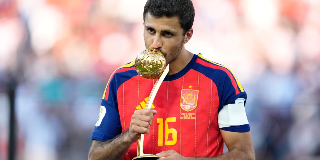 El medio la selección española, Rodri, será operado de la espalda