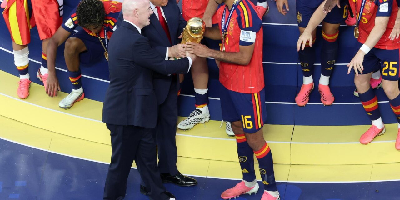 Trump e Infantino entregan la Copa Mundial 2026 a una España