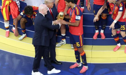 Trump e Infantino entregan la Copa Mundial 2026 a una España