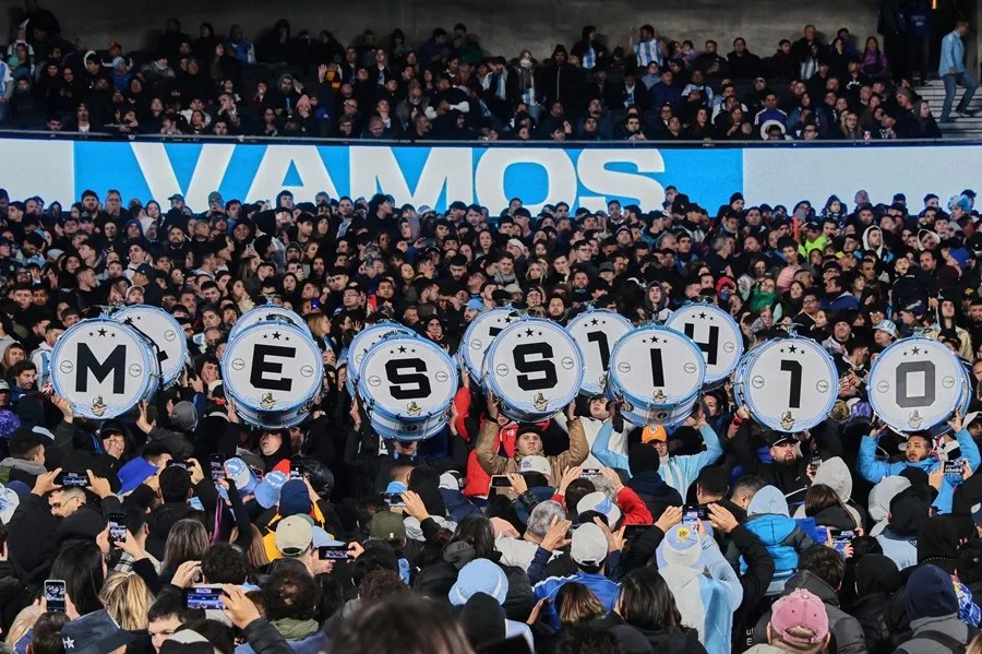 Aficionados argentinos despiden a Messi con correspondencia tras su retiro de la selección | De Extremo Minuto