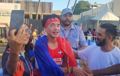 Álvaro Abreu abre el atletismo con oro y récord
