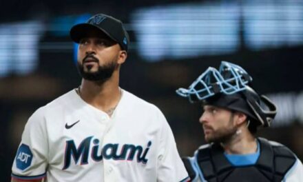 Sandy Alcántara deja su huella en el Museo de los Marlins | De Zaguero Minuto