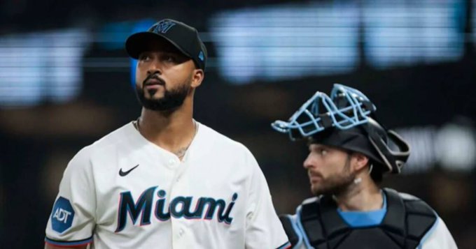 Sandy Alcántara deja su huella en el Museo de los Marlins | De Zaguero Minuto