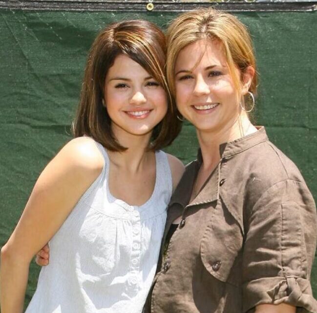 Selena Gomez y su mama enfrentan una demanda por supuesto fraude relacionado con su empresa de sanidad mental