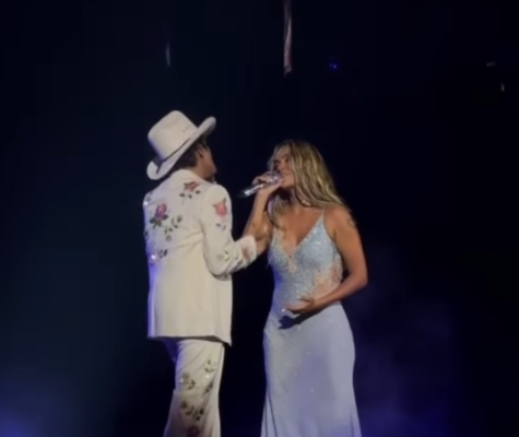 Bruno Mars fue el súper invitado de Karol G durante su concierto en Los Ángeles  | De Extremo Minuto