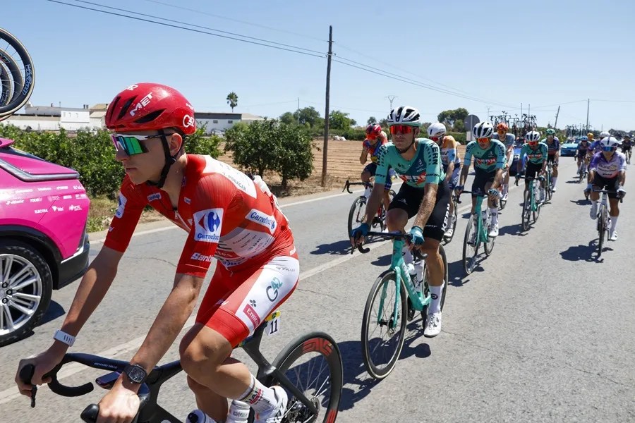 Pogacar abandona la Vuelta a España tras sufrir conmoción cerebral y fracturas | De Postrer Minuto