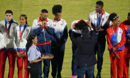 Ministro de deportes Kelvin Cruz entrega las medallas de oro al licenciatura cerilla 4×400 de República Dominicana | De Postrero Minuto