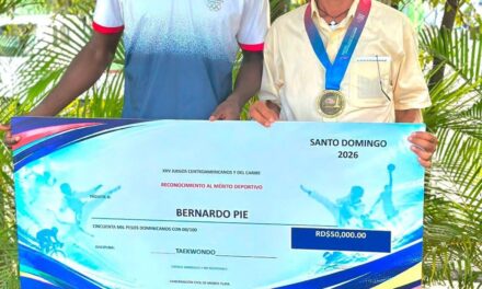 Bernardo Pie dona RD$50 mil a su profesor Héctor Rodríguez