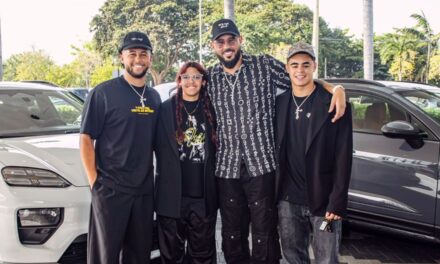 Productor Raphy Pina regala carros a sus hijos