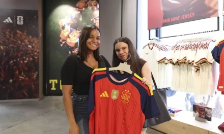Largas colas para conseguir la nueva camiseta de España con la segunda destino | De Postrer Minuto