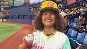 Fanático de Tatis Jr. atrapa jonrón y protagoniza emocionante momento con su ídolo | De Postrero Minuto