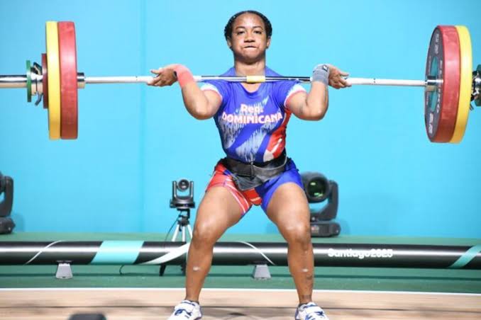 Dahiana Ortiz conquista el oro y abre con éxito la décimo dominicana en la halterofilia de Santo Domingo 2026 | De Postrero Minuto