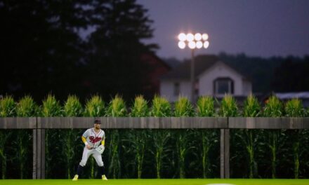 Schwarber y Nola hacen verdad la hechizo del Campo de los Sueños para los Filis