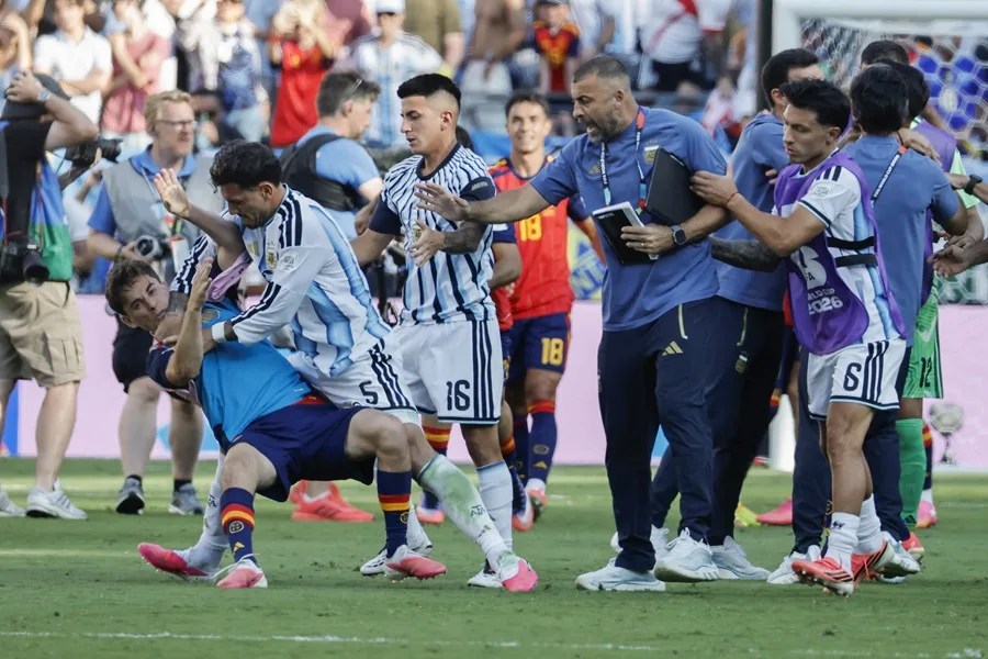 FIFA sanciona a cinco figuras tras incidentes en la final del Mundial 2026 | De Extremo Minuto
