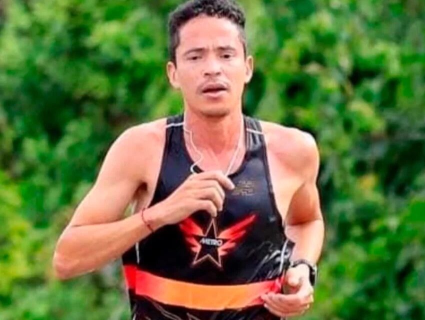 Álvaro Abreu conquista el oro y establece récord centroamericano en la media maratón | De Posterior Minuto