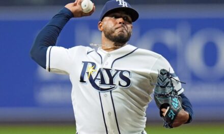 Freddy Peralta brinda buenas vibras en Rays