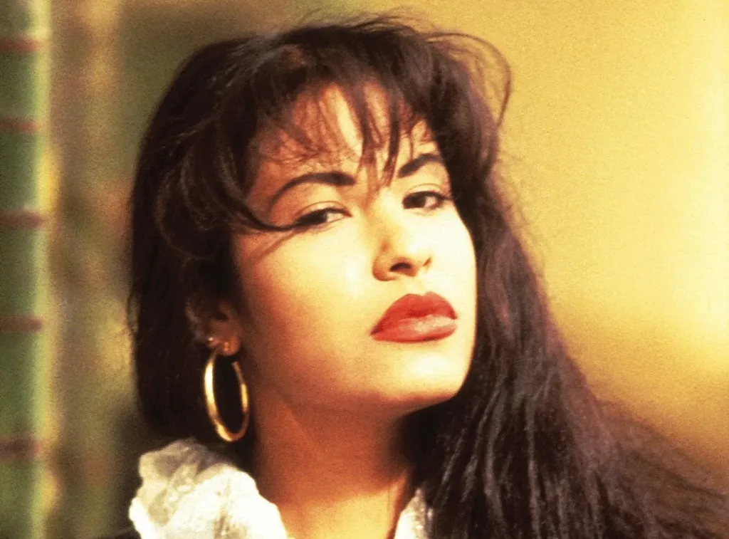 Hermanos de la fallecida cantante Selena se enfrentan en una demanda millonaria en EE.UU.