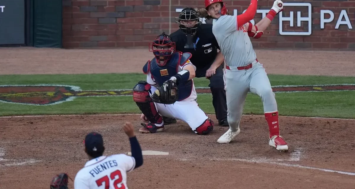 Kyle Schwarber, Bryce Harper y Alec Bohm pegan jonrones par librar a los Filis de la descalificación frente a los Bravos