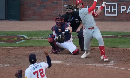 Kyle Schwarber, Bryce Harper y Alec Bohm pegan jonrones par librar a los Filis de la descalificación frente a los Bravos