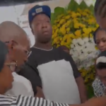 Entre lágrimas y dolor, familiares reciben cuerpo de Diddy