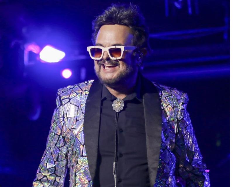 Cantante Aleks Syntek pierde el control en pleno concierto