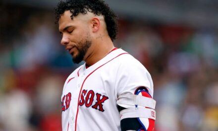 Wilson Contreras se lesiona en la corva
