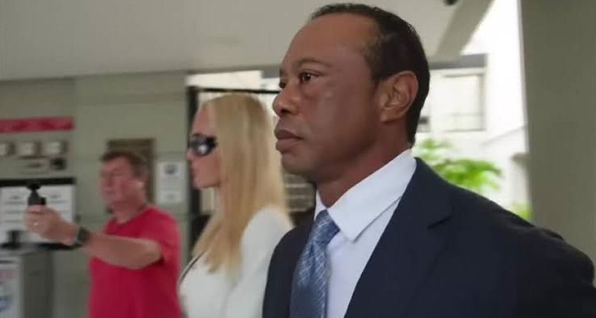 Le prohíben a Tiger Woods conducir por 5 abriles