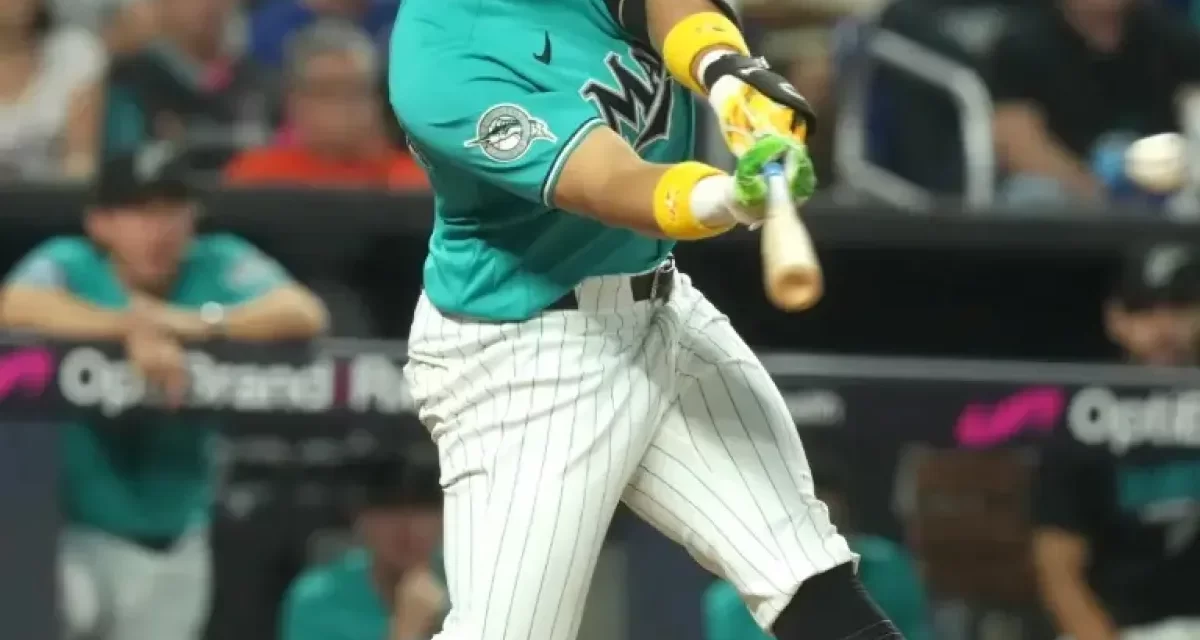 Heriberto Hernández pega el jonrón 24