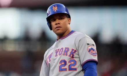 Juan Soto abandona el partido tras admitir un pelotazo en la mano derecha | De Extremo Minuto