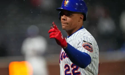 Juan Soto abandona partido tras ser maltratado en la mano derecha por un divulgación