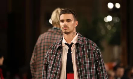 Tommy Hilfiger convierte el Hotel Plaza en su pasarela y pasea al perro de Taylor y Travis – RC Noticias