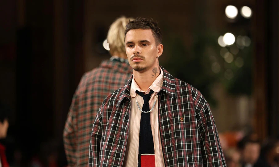 Tommy Hilfiger convierte el Hotel Plaza en su pasarela y pasea al perro de Taylor y Travis – RC Noticias
