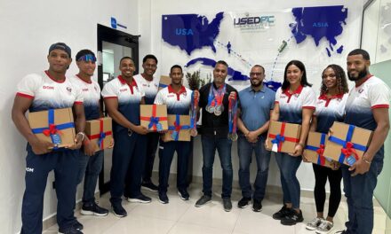 Grupo Empresarial Miguel Moreta entrega 11 laptops a atletas