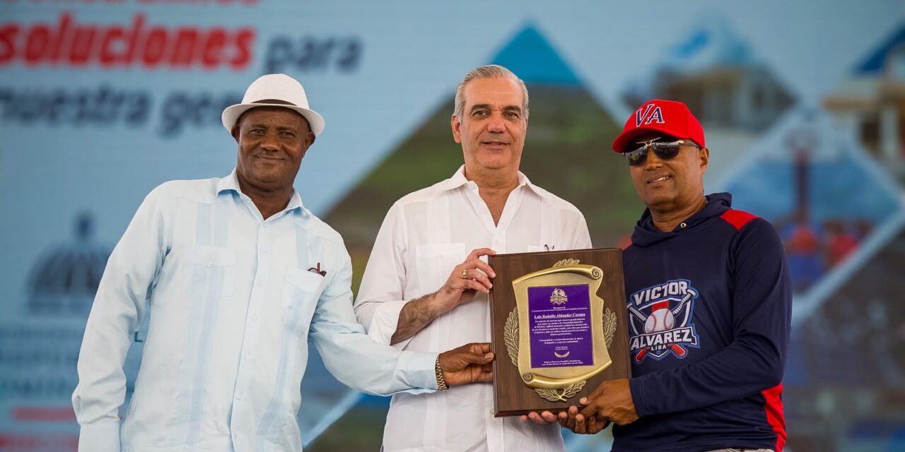 Abinader inaugura campo de béisbol en Pizarrete tras 26 abriles