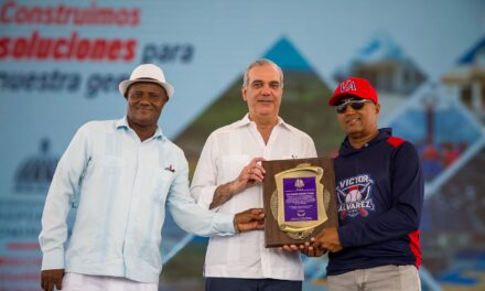 Abinader inaugura campo de béisbol en Pizarrete tras 26 abriles